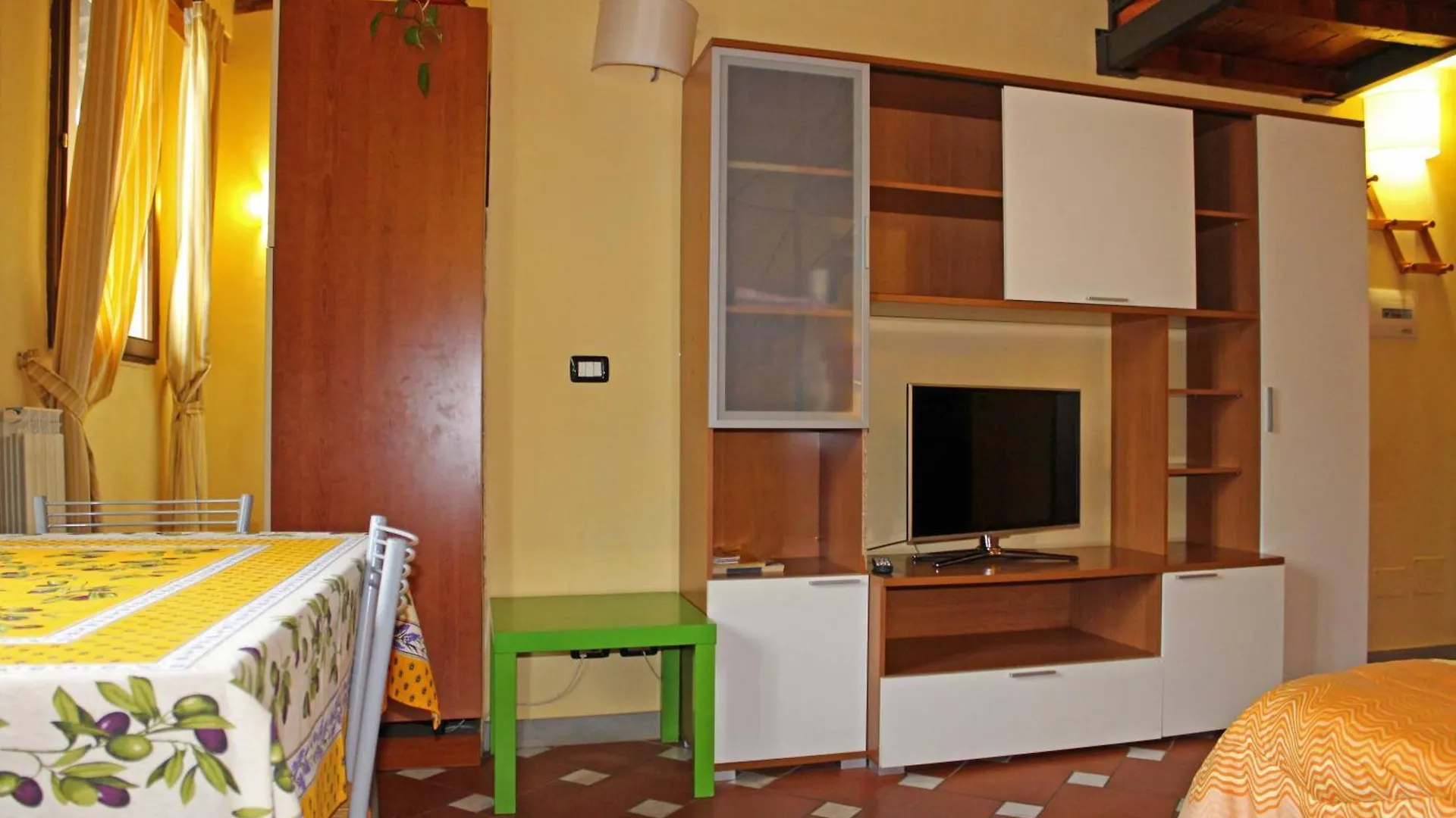 Max Studios Floransa Konukevi